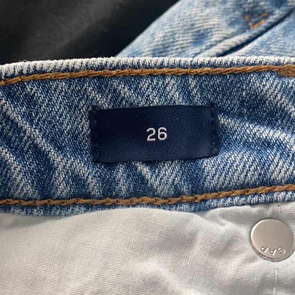 Gap distressed Light wash jean shorts. size 26. High waisted. - Picture 4 of 4